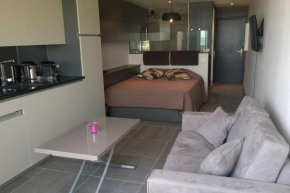Studio 216, Héliopolis AB au village naturiste